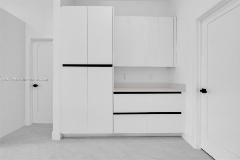 House in Lehigh Acres, Florida 3 bedrooms, 151.43 sq.m. № 1972644 - photo 10