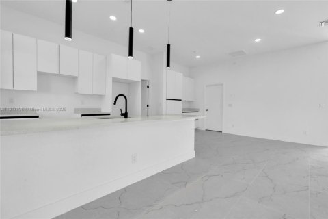 House in Lehigh Acres, Florida 3 bedrooms, 151.43 sq.m. № 1972644 - photo 18