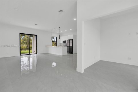 House in Lehigh Acres, Florida 3 bedrooms, 151.43 sq.m. № 1972644 - photo 6