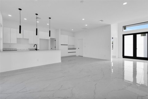 House in Lehigh Acres, Florida 3 bedrooms, 151.43 sq.m. № 1972644 - photo 15