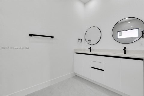 House in Lehigh Acres, Florida 3 bedrooms, 151.43 sq.m. № 1972644 - photo 24