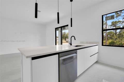 House in Lehigh Acres, Florida 3 bedrooms, 151.43 sq.m. № 1972644 - photo 9