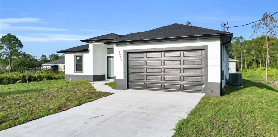 House in Lehigh Acres, Florida 3 bedrooms, 151.43 sq.m. № 1972644