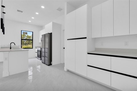 House in Lehigh Acres, Florida 3 bedrooms, 151.43 sq.m. № 1972644 - photo 12