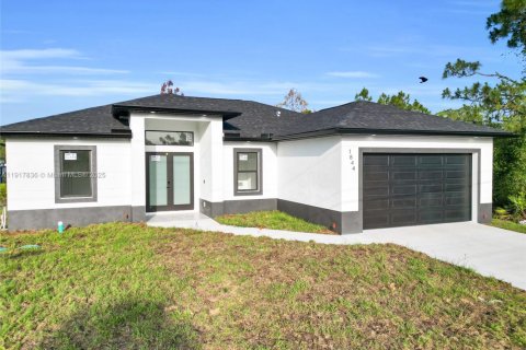 House in Lehigh Acres, Florida 3 bedrooms, 151.43 sq.m. № 1972644 - photo 2