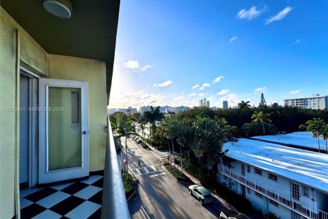 Estudio en el Condominio en Miami Beach, Florida  № 2063176