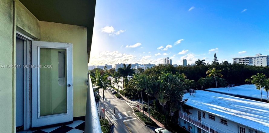 Estudio en el Condominio en Miami Beach, Florida  № 2063176