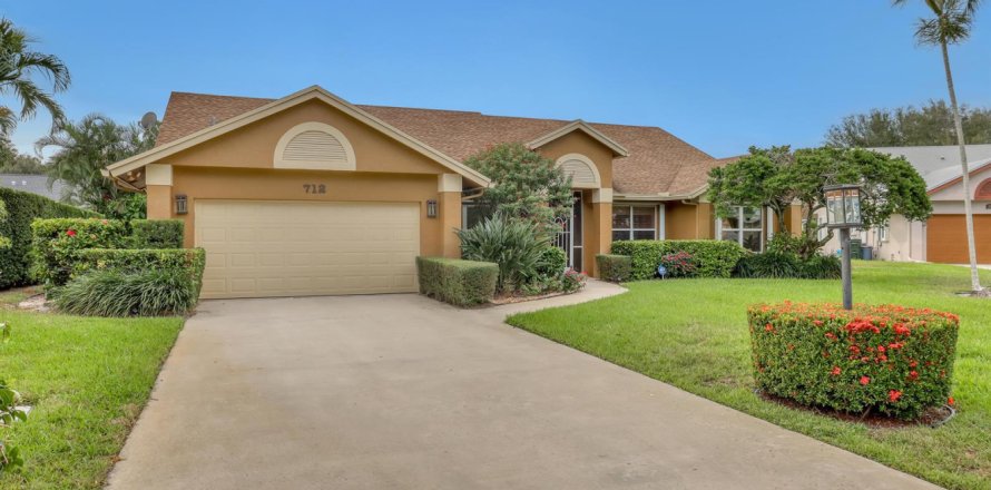 House in Delray Beach, Florida 3 bedrooms, 194.63 sq.m. № 2146987