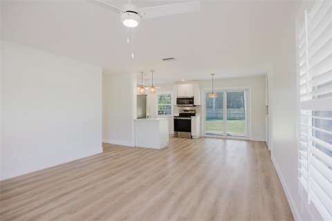 House in Punta Gorda, Florida 3 bedrooms, 102.66 sq.m. № 1898931 - photo 14