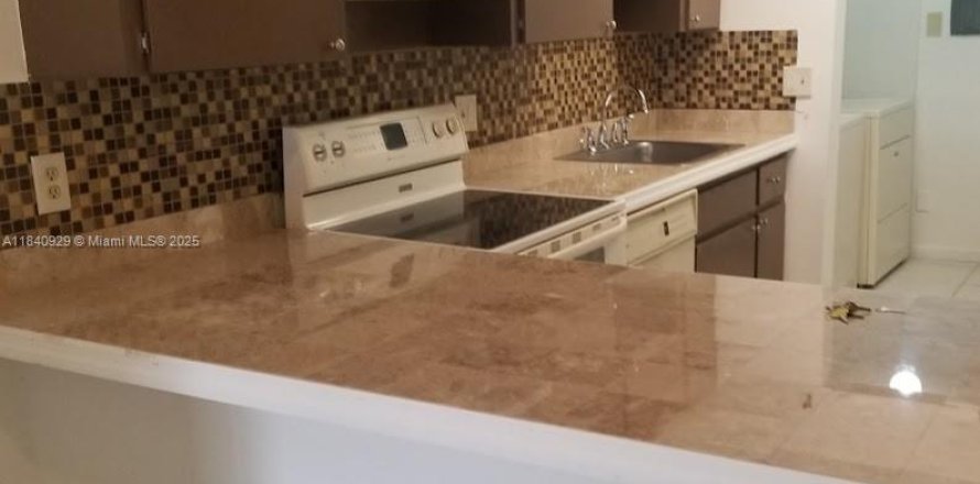 Touwnhouse à Miramar, Floride 2 chambres, 97.55 m2 № 1830248