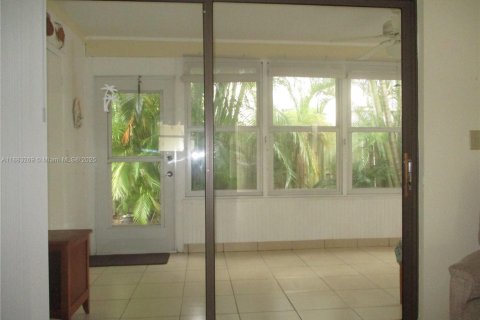 House in Stuart, Florida 2 bedrooms, 100.71 sq.m. № 1943556 - photo 7