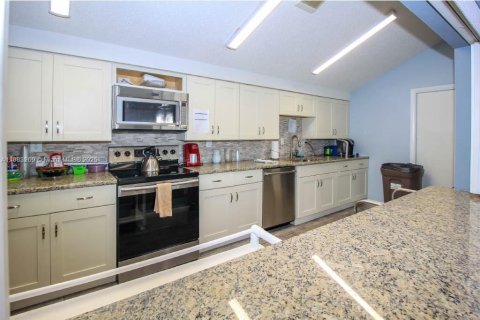 House in Stuart, Florida 2 bedrooms, 100.71 sq.m. № 1943556 - photo 26