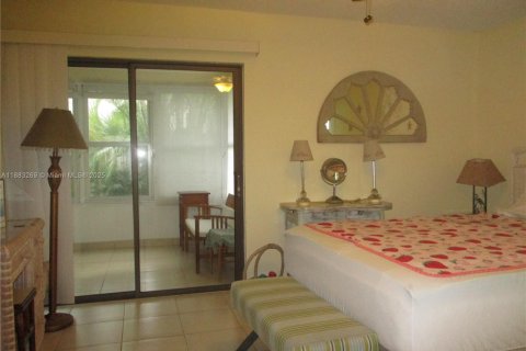 House in Stuart, Florida 2 bedrooms, 100.71 sq.m. № 1943556 - photo 12