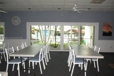 House in Stuart, Florida 2 bedrooms, 100.71 sq.m. № 1943556 - photo 25