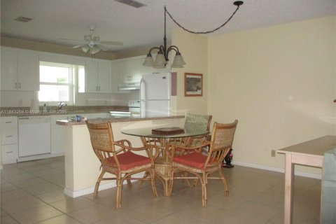 House in Stuart, Florida 2 bedrooms, 100.71 sq.m. № 1943556 - photo 5