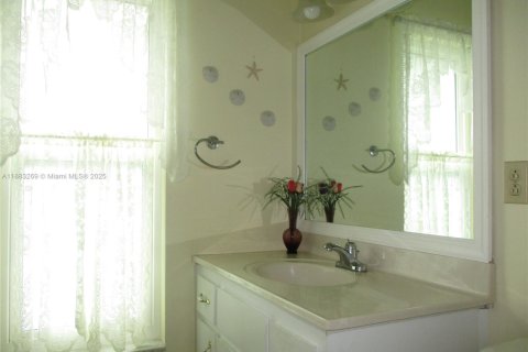 House in Stuart, Florida 2 bedrooms, 100.71 sq.m. № 1943556 - photo 13