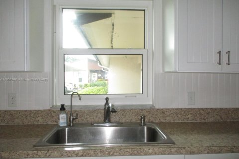 House in Stuart, Florida 2 bedrooms, 100.71 sq.m. № 1943556 - photo 4
