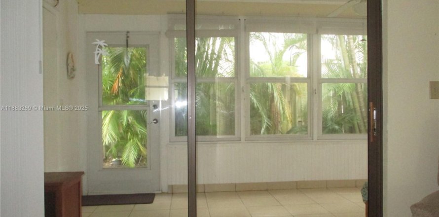 House in Stuart, Florida 2 bedrooms, 100.71 sq.m. № 1943556