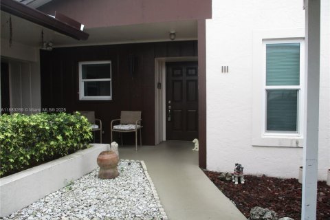 House in Stuart, Florida 2 bedrooms, 100.71 sq.m. № 1943556 - photo 17