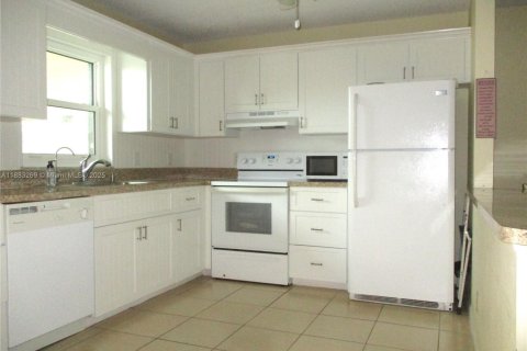 House in Stuart, Florida 2 bedrooms, 100.71 sq.m. № 1943556 - photo 2