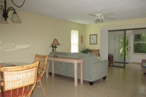 House in Stuart, Florida 2 bedrooms, 100.71 sq.m. № 1943556 - photo 6