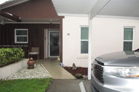 House in Stuart, Florida 2 bedrooms, 100.71 sq.m. № 1943556 - photo 18