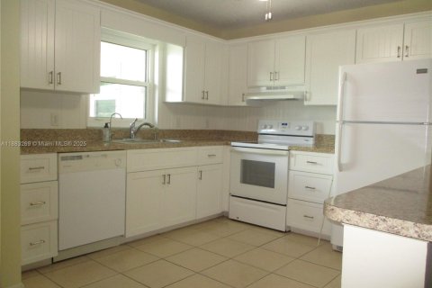 House in Stuart, Florida 2 bedrooms, 100.71 sq.m. № 1943556 - photo 3