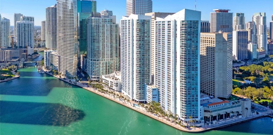 Condominio en Miami, Florida, 3 dormitorios  № 2034738