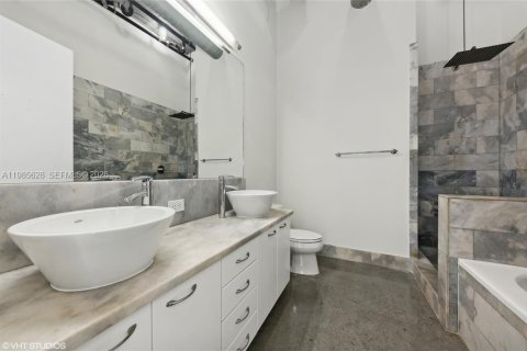 Condo in Fort Lauderdale, Florida, 2 bedrooms  № 2047974 - photo 12