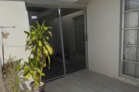 Townhouse in Hialeah, Florida 3 bedrooms, 136.1 sq.m. № 1947559 - photo 2