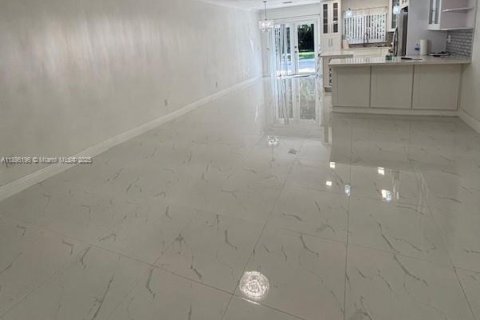 Townhouse in Hialeah, Florida 3 bedrooms, 136.1 sq.m. № 1947559 - photo 5