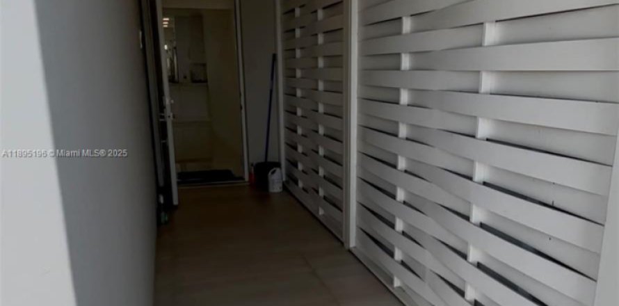 Townhouse in Hialeah, Florida 3 bedrooms, 136.1 sq.m. № 1947559