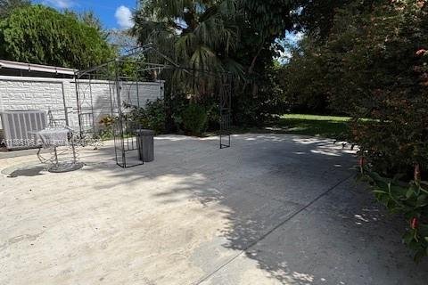 Townhouse in Hialeah, Florida 3 bedrooms, 136.1 sq.m. № 1947559 - photo 14