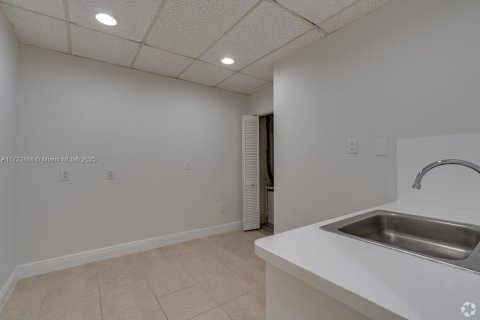 Купить коммерческую недвижимость в Лодерхилл, Флорида № 1977522 - фото 7