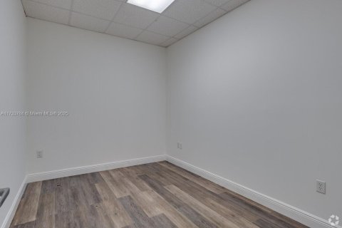 Купить коммерческую недвижимость в Лодерхилл, Флорида № 1977522 - фото 16