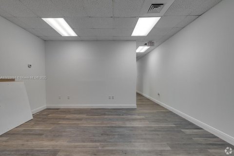 Купить коммерческую недвижимость в Лодерхилл, Флорида № 1977522 - фото 11