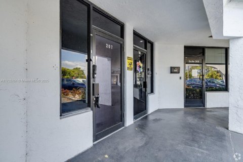 Купить коммерческую недвижимость в Лодерхилл, Флорида № 1977522 - фото 10