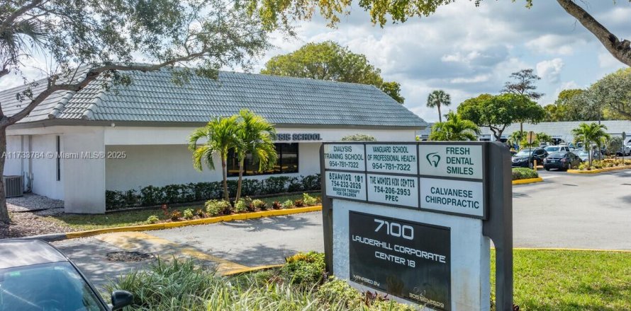 Коммерческая недвижимость в Лодерхилл, Флорида № 1977522