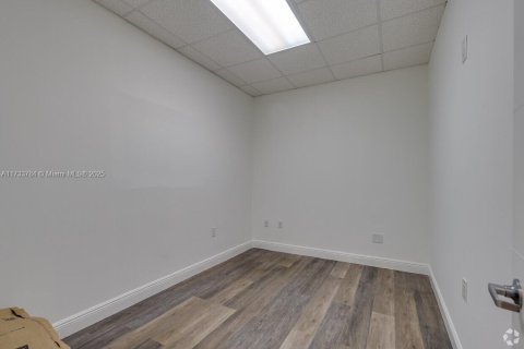 Купить коммерческую недвижимость в Лодерхилл, Флорида № 1977522 - фото 15