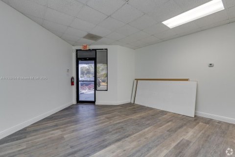 Купить коммерческую недвижимость в Лодерхилл, Флорида № 1977522 - фото 12