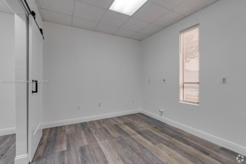 Купить коммерческую недвижимость в Лодерхилл, Флорида № 1977522 - фото 14