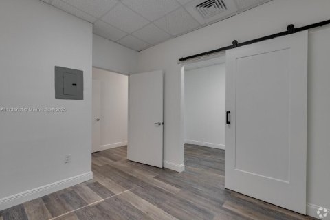 Купить коммерческую недвижимость в Лодерхилл, Флорида № 1977522 - фото 13