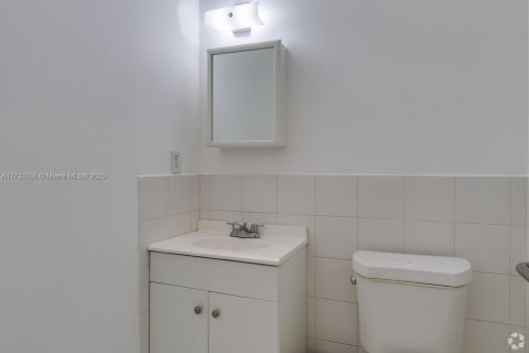 Купить коммерческую недвижимость в Лодерхилл, Флорида № 1977522 - фото 17