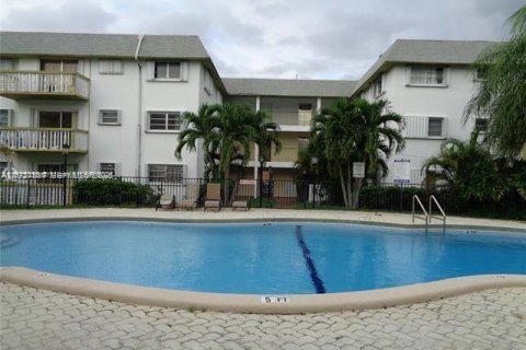 Снять в аренду кондоминиум в Майами, Флорида 2 спальни, 85.47м2, № 1986302 - фото 1