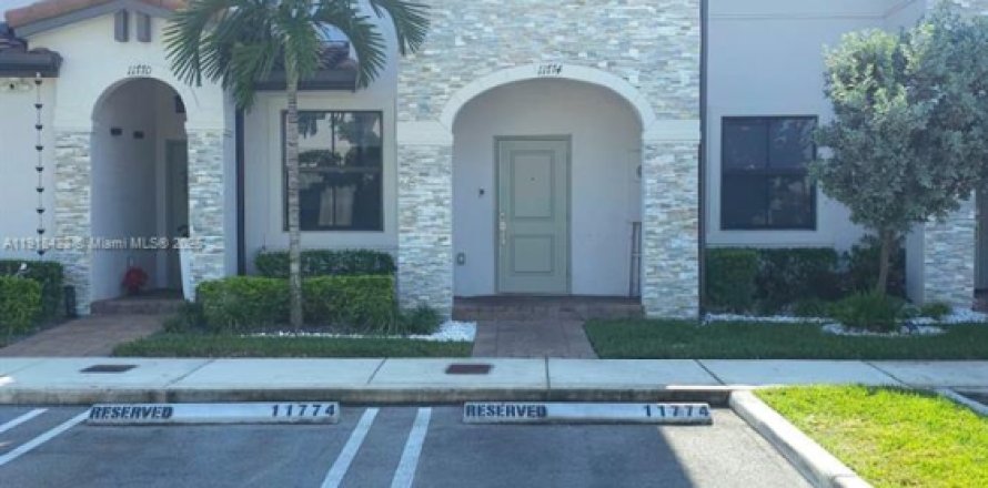 Townhouse in Homestead, Florida 3 bedrooms, 129.41 sq.m. № 2035524