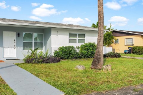 Commercial property in Dania Beach, Florida 182.83 sq.m. № 1741928 - photo 5