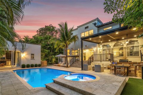 Casa en Miami, Florida 4 dormitorios, 308.9 m2 № 2070848