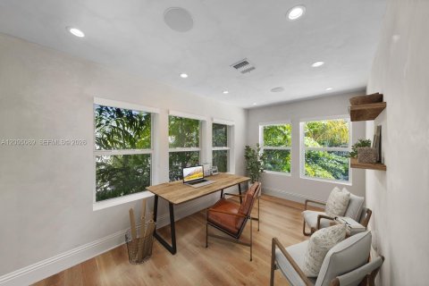 Casa en venta en Miami, Florida, 4 dormitorios, 308.9 m2 № 2070848 - foto 24