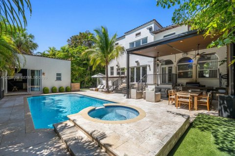 Casa en venta en Miami, Florida, 4 dormitorios, 308.9 m2 № 2070848 - foto 2