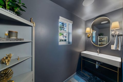Casa en venta en Miami, Florida, 4 dormitorios, 308.9 m2 № 2070848 - foto 18